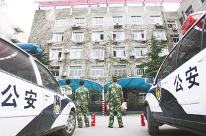 母亲遭遇车祸身亡 儿子浇汽油闯公交公司谈判