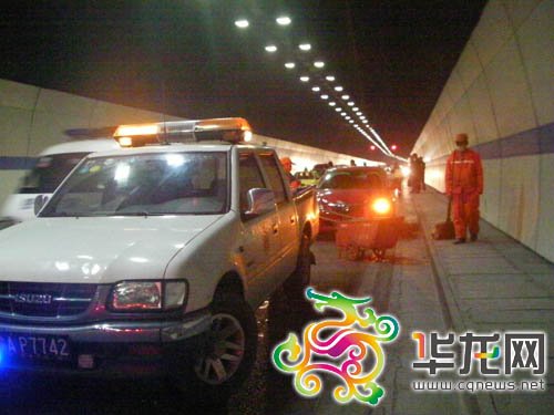 重庆菜园坝大桥连发4起交通事故12车追尾