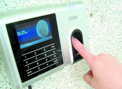 硅胶指纹套可以骗过考勤机 专家:泄露隐私存隐患_新闻_腾讯网