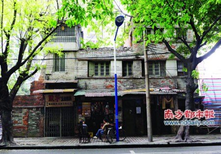 广州逢源路牛钉 屹立半年终倒下(组图)