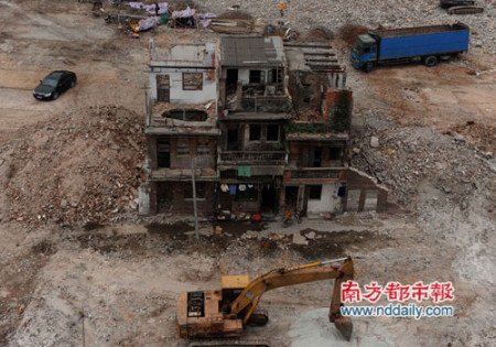 广州逢源路牛钉 屹立半年终倒下(组图)
