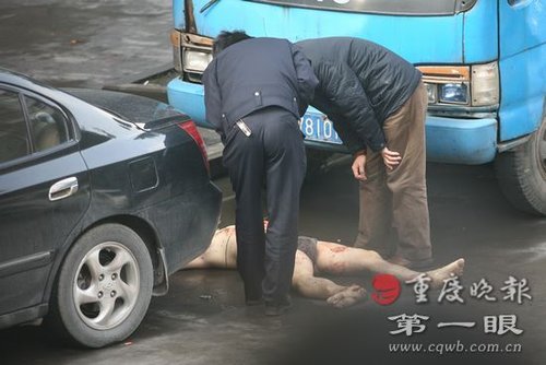 组图:抑郁症青年割下母亲头颅后跳楼自杀