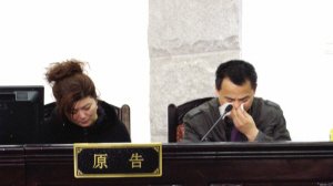 两家孩子5年前在医院被换 索赔被指借子赚钱