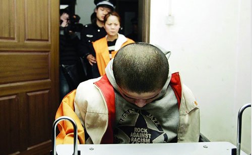 母亲指使儿子抢劫并收2000元赃款(图)