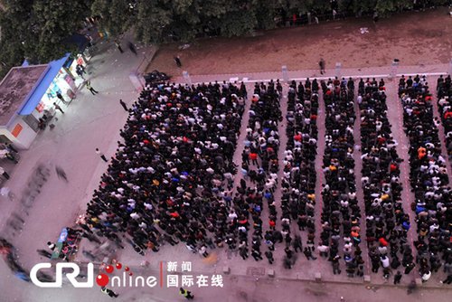深圳富士康门前数千人求职 打地铺排队(图)