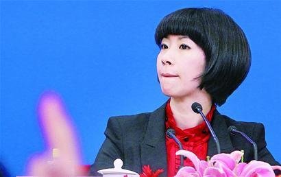 坐在总理身边的女翻译张璐受到众人追捧