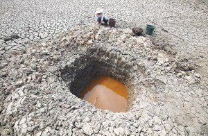 16日，云南省晋宁六街镇燕子窝村委会，农民在干枯的水塘里打井。污浊的井水已不能饮用，只能灌溉。