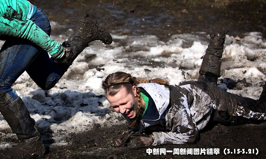 17日(周三), 在美国北达科他州举行的一场女子泥潭摔跤比赛中,胜利的