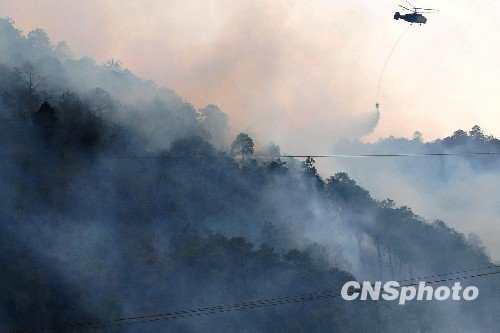 组图：丽江市玉龙县发生山林火灾
