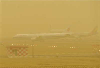 昨天，首都机场完全被黄沙笼罩，能见度不到一公里，跑道上的指示灯全部亮起。本报记者董世彪摄