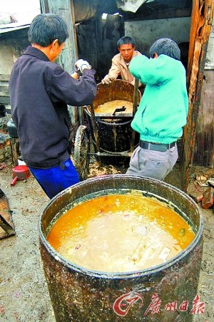 记者调查:川菜馆湘菜馆用地沟油最厉害