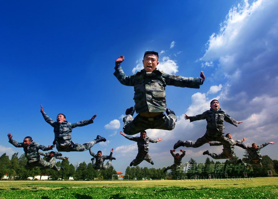 高清图:成都军区某师侦察兵擒拿格斗猛如虎