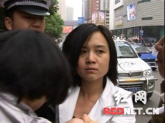 贵州违章女司机当街暴打女记者 连扇多个耳光