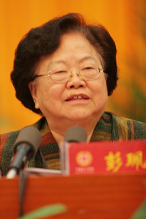 10年 云海胸怀“红会”情-记中国红十字会原会长彭珮云