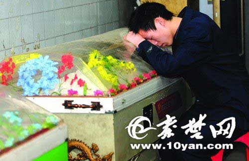 男子每日去太平间给女友读情书 坚持完婚(图)