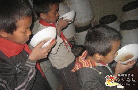 云南一乡村学校 学生们喝脏水解渴