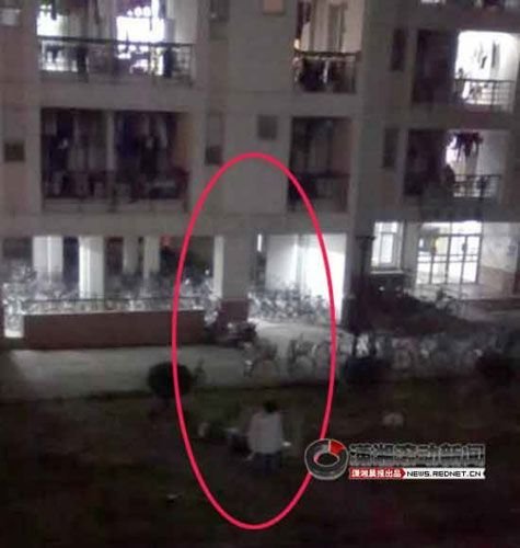 男生为求女友谅解在<em>女生</em>宿舍前下跪昏厥_新闻