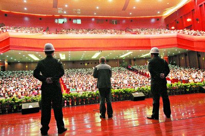 长沙:三玩市长雷渊利穿囚服现身说法(组图)