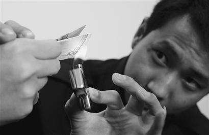 警界刘谦火烤百元钞 字迹消失人民币无损