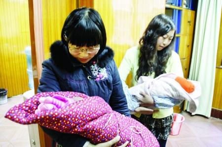 父母抛弃两未满月婴儿 一个唇裂一个耳畸形