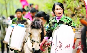图文：广西组织女民兵“马帮送水队”运水