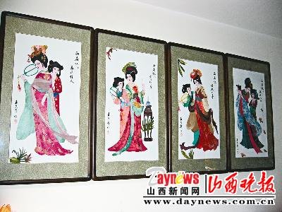退休后,王尧华迷恋上了布贴画手艺,并且自己琢磨用碎布头拼出了古典