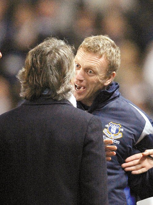 曼奇尼莫耶斯场边干架