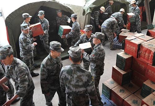 首列农夫山泉云南赈灾专列抵滇