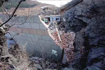 北京房山地面塌陷吞噬二层小楼(组图)