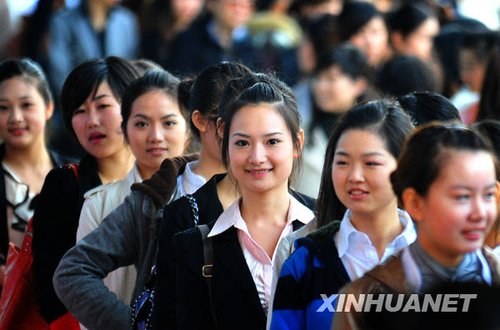 中国最大规模空姐招聘启动 近万名美女参赛