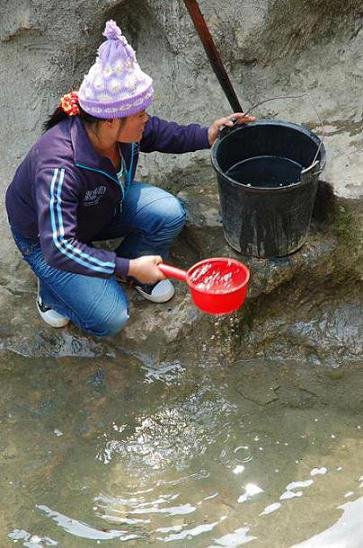 组图：广西百色市弄排屯瑶族群众寻到新水源