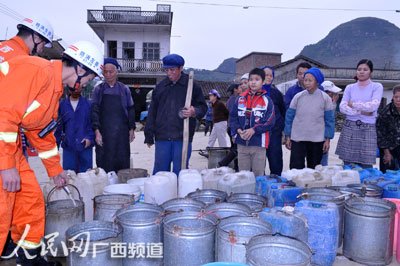 广西大新县消防官兵送水到农家