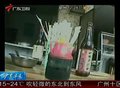 视频：东莞执法人员查处餐馆地沟油 老板振振有词