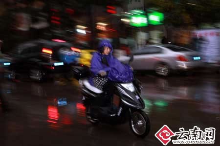 组图：昆明市区28日下午再降阵雨