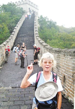 英国老妇揣亡夫骨灰游世界(组图)