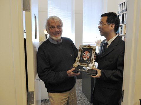 金乌炭雕与2009年诺贝尔化学奖得主的异国情
