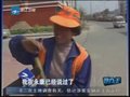视频：环卫女工当街被打 只因扫把靠在轿车上