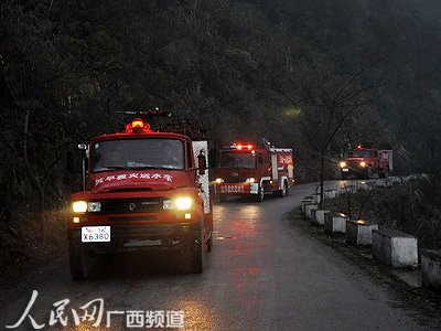 广西消防官兵为灾区群众送水
