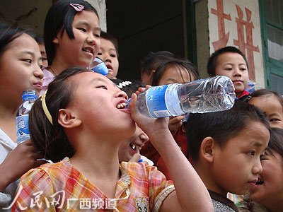 组图：广西巴马县小学生领到饮用水 每人半桶