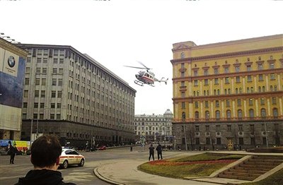 29日,一架直升机在卢比扬卡地铁站前盘旋.图/东方ic