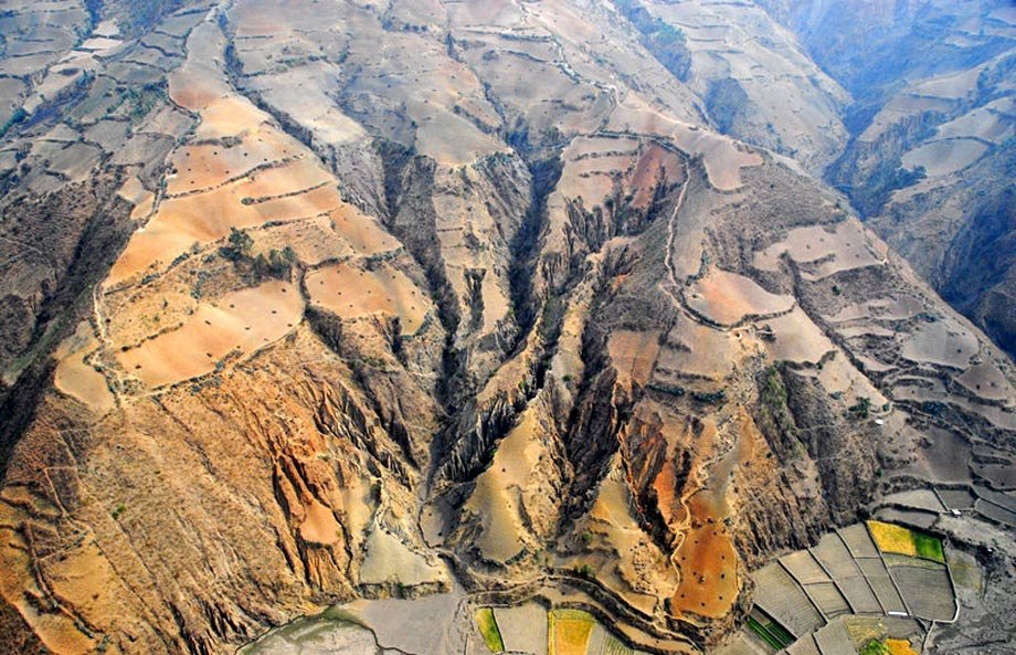 图为2010年3月27日，干涸的大理祥云县“光秃秃”的山。 小 智 摄