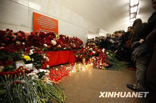 3月30日，在俄罗斯首都莫斯科曾发生爆炸的卢比扬卡地铁站内，一些市民为地铁爆炸案的遇难者默哀。