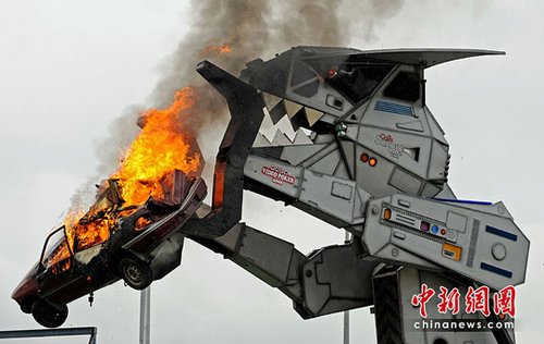组图：澳大利亚机器怪兽瞬间摧毁汽车
