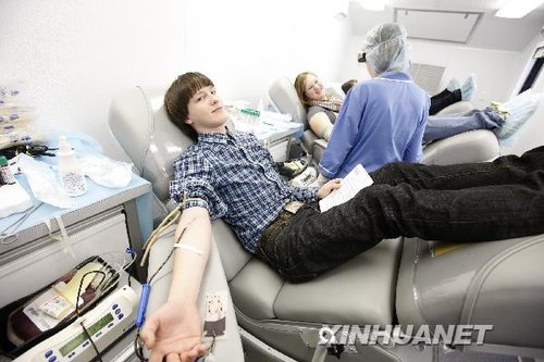 俄罗斯青年为地铁爆炸伤者献血