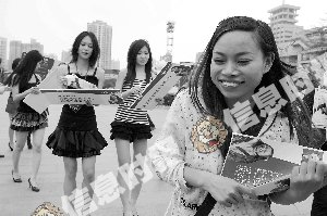 凤姐广州征婚无人敢爱 随行美女团抢风光