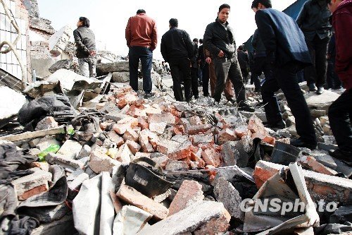 河南伊川煤矿爆炸致30多人被困井下 省长亲临现场