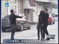视频：吸毒男幻觉遭警察追捕 逃跑中持刀劫持人质