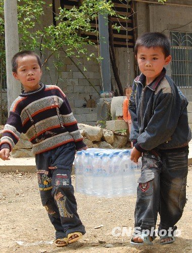 图：广西旱区儿童喜领爱心水
