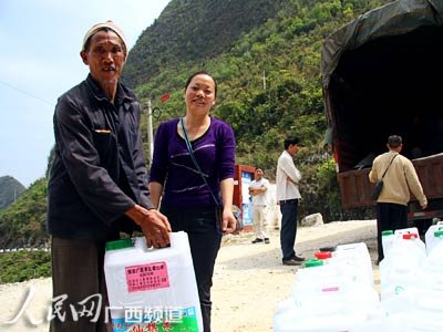 中国妇女发展基金会给百色送来“爱心水”