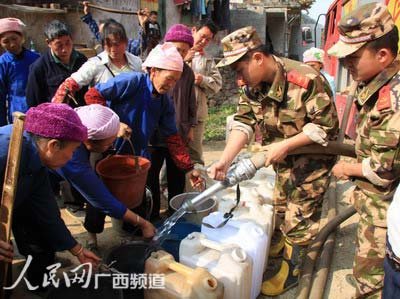 （八桂旱区行）广西消防官兵给缺水群众送来“救命水”
